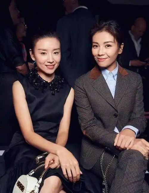 董洁袜子丑爆未同框陈坤太遗憾,刘雯发型灾难,她穿的最佳_造型_衣服