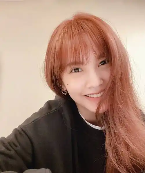 35岁杨丞琳又染新发色,扬言要抓住青春的尾巴,长发凌乱笑容甜美_镜头