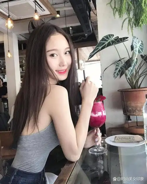 美女以柔美明亮的眼睛和曼妙的身姿特色闻名,泰国女生的脸型也很漂亮