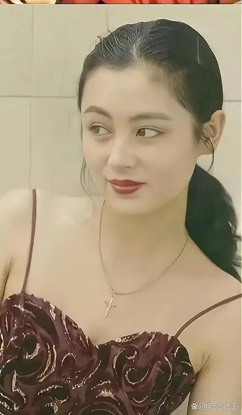 琼瑶女郎陈红:28岁嫁导演,为爱退居幕后,如今丈夫把她宠成宝!