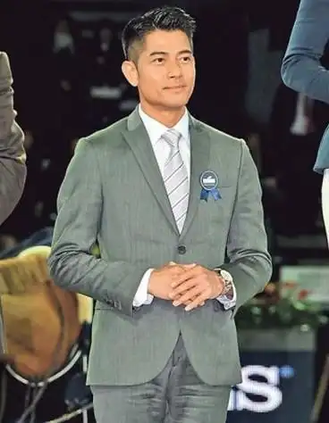 节目里郭天王一款侧背头发型十分亮眼,虽然身边都是小鲜肉,但不得不说