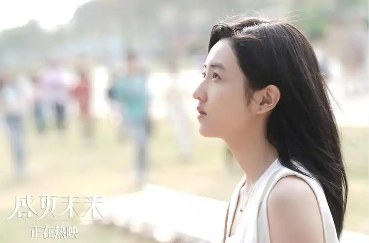 《盛夏未来》曝剧照 张子枫长发白裙造型恬静可人_华语_电影网_1905.