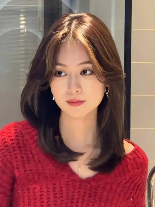 女生看过来了,中长发这样剪,既好看又容易打理,不烫不染也会非常好看
