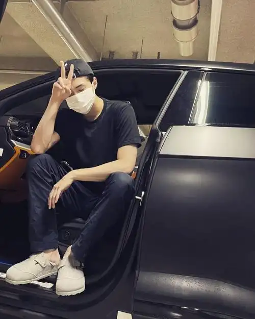 世勋ins更新图片一则新鲜小勋