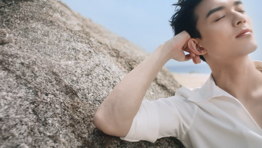 吴磊xevidens┊置身于蓝天白云之下于海边嬉戏玩耍