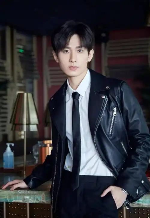 又一大波男明星皮衣穿搭合集来喽 帅气潇洒 时尚酷炫 每一个都喜欢