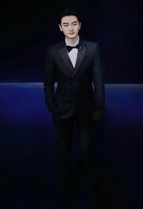 陈晓身穿黑色西装配领结彰显高级感而条纹西装配胸针潮流精致