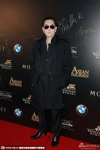 组图:黄秋生亮相亚洲电影大奖 墨镜黑衣耍酷_高清图集_新浪网