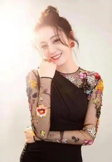 1992年6月3日出生于新疆乌鲁木齐)是一位中国新疆维吾尔族女演员,歌手