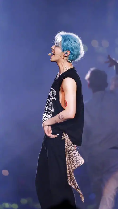 鹿晗超话#鹿晗广州演唱会##鹿晗三巡演唱会#限定蓝发