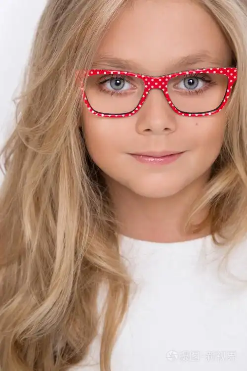 在长长的金发和白色礼服和白色的小圆点红色眼镜的可爱的小女孩女儿的