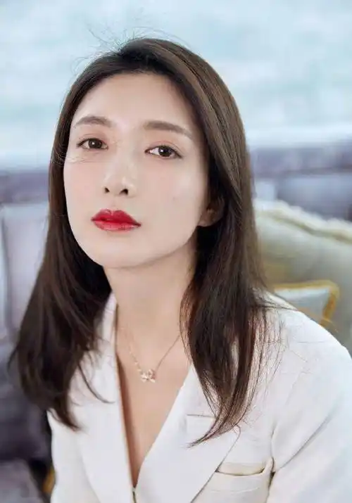 当佟丽娅和江疏影同穿白色连体裤,终于知道美女与女神的差距了_异域