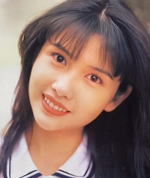 邱淑贞女儿近照公开小露香肩神似关之琳是美二代没错了