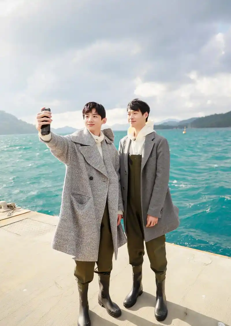 魏大勋和白敬亭甜蜜发糖,网友:祝你们幸福!