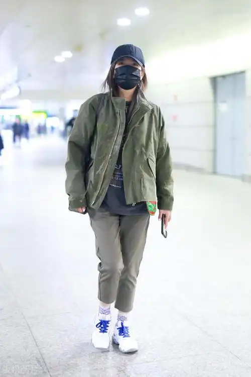 赵薇真会穿,军绿色的夹克外套亮相搭配修身长裤走机场,帅气潇洒
