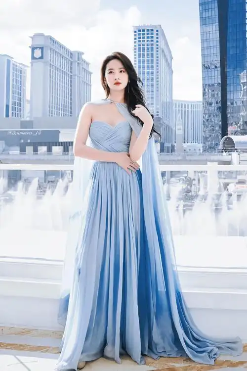 刘亦菲金莲花最佳女主角##刘亦菲蓝色抹胸纱裙