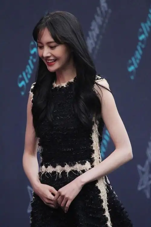 女神来啦郑爽黑色礼服美图