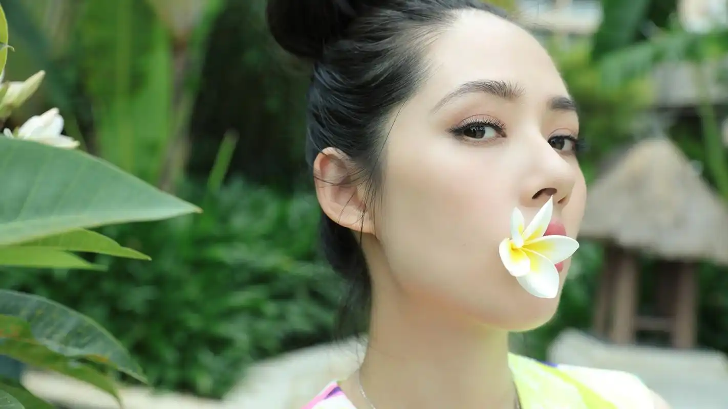 郭碧婷甜美海边花丛写真高清壁纸