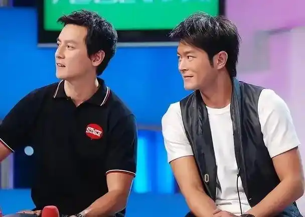 61岁刘德华新电影开拍,合作3位影帝,烈日下穿西装拍戏被赞敬业