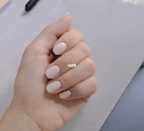 第一次尝试纯色美甲颜色,还原度还挺高的,正好适合夏天,看起来非常