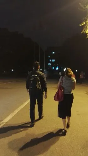 路灯下一对情侣