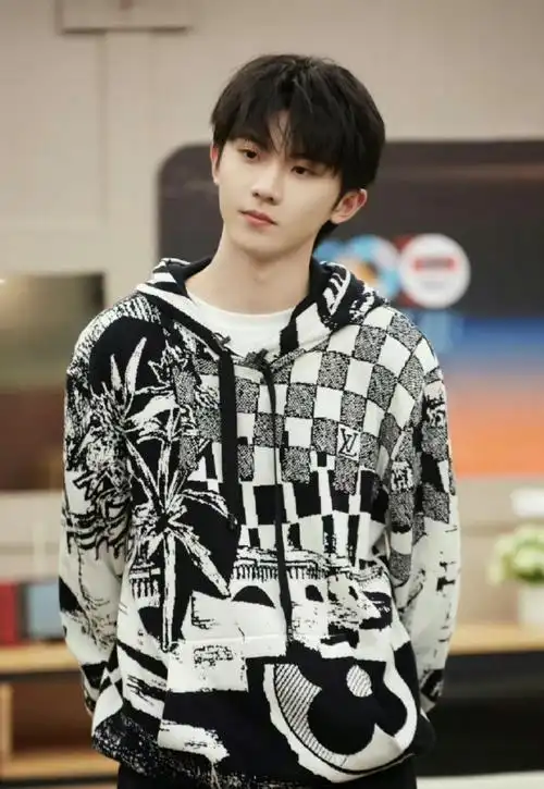 马嘉祺黑色连帽衫##马嘉祺眼神压迫感