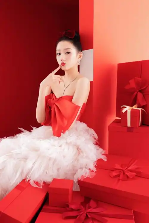 关晓彤真是个腿精穿红色吊带裙时髦洋气长腿不输超模