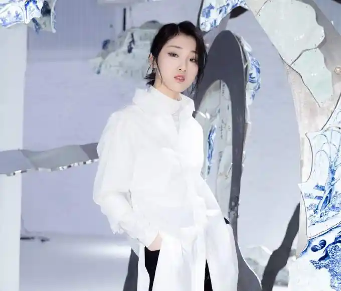 时尚郭颖,简约摩登纯白写真图片,清纯靓丽