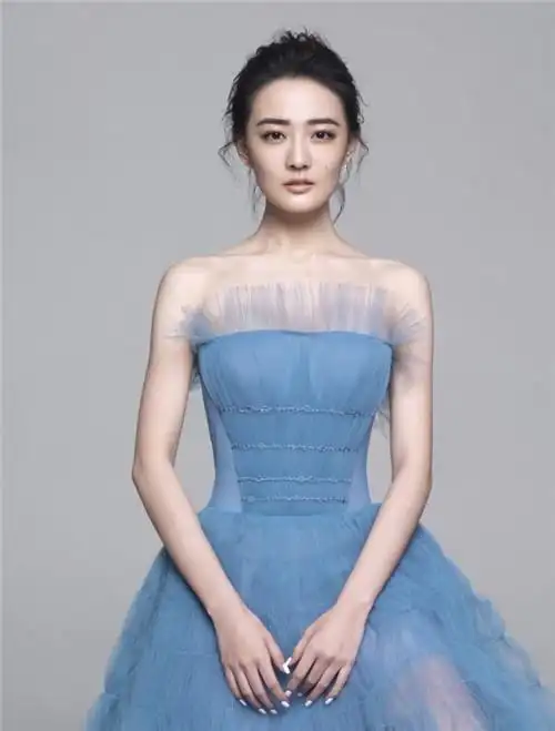 徐璐最新时尚大片撞衫唐艺昕,蓝色轻纱抹胸裙谁更美?