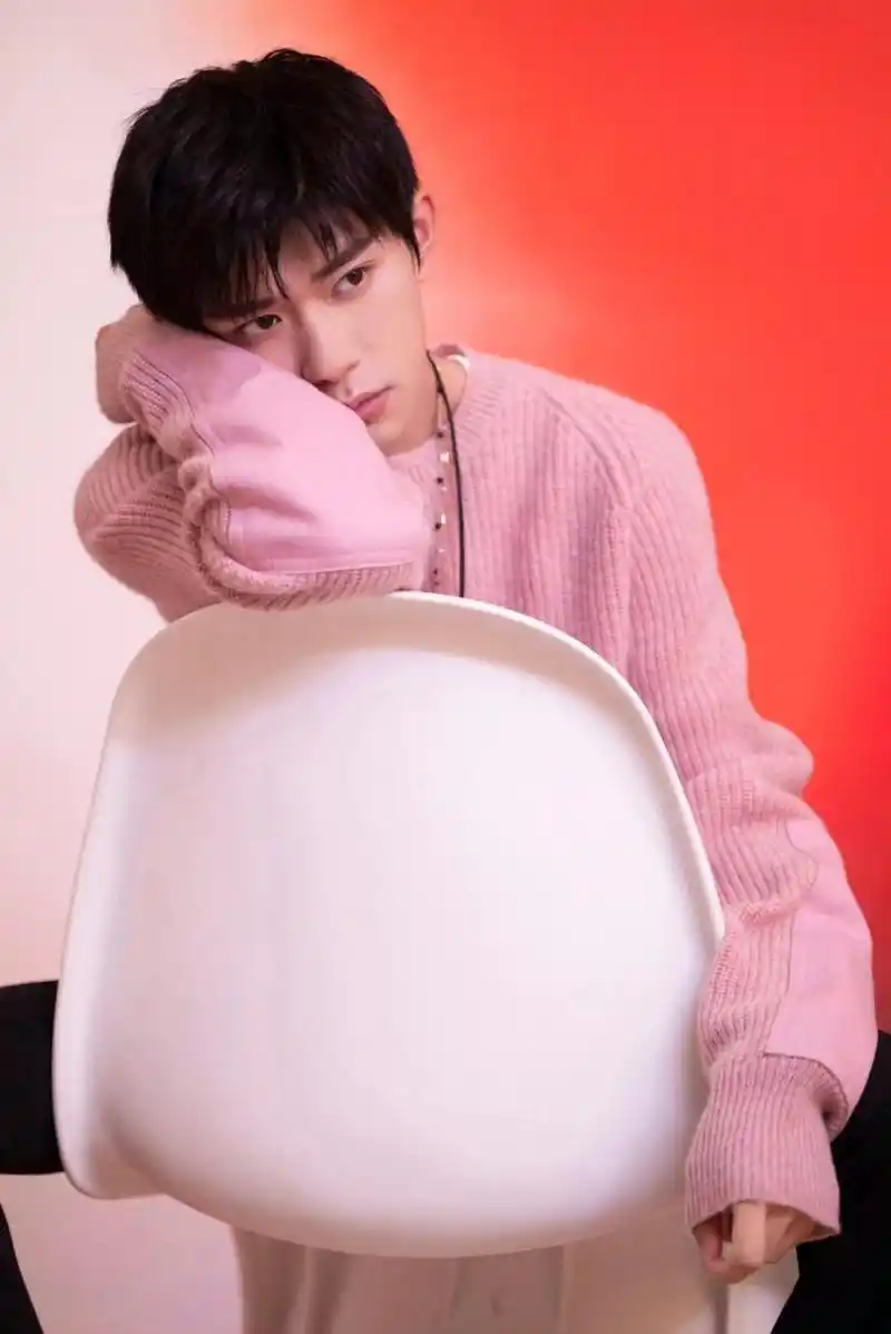 粉色毛衣太温柔了吧05  23岁的易烊千玺,用一首轻柔的小歌《4%vol的