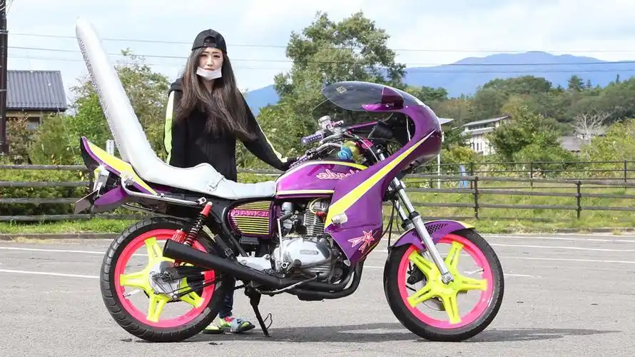 喧哗上等岛国杀马特青年的炸街摩托车