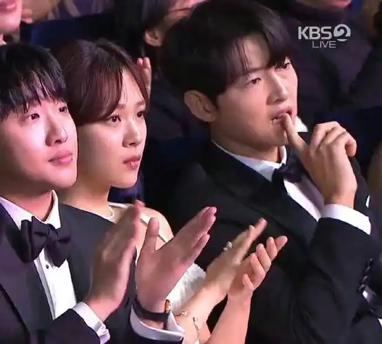 看看朴振英出场和台下艺人的表情哈哈","我质疑王嘉尔的理解,王嘉尔