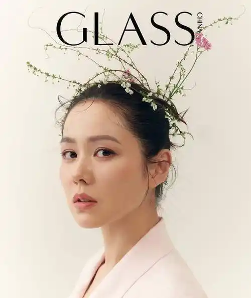 孙艺珍解锁最新封面大片,头顶鲜花温婉优雅,"孙仙"名不虚传!