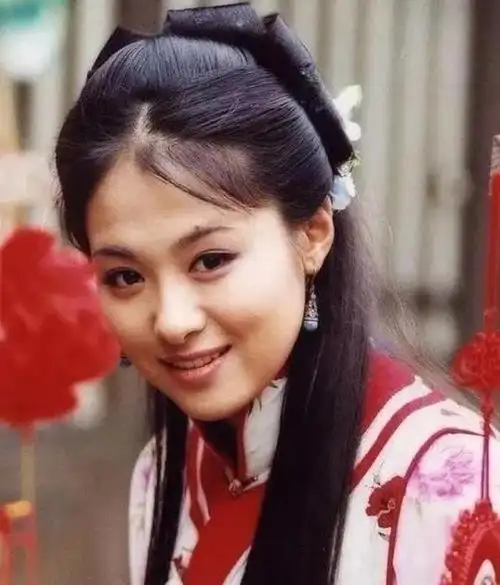 两位明星后来熟识了,他总是热情邀请她共进晚餐.