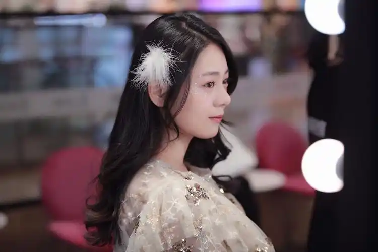 演员王子彤 圣诞节宣传写真拍摄花絮