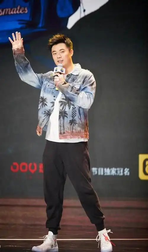 听到陈赫的笑声醉了,卫衣配球鞋顶多160,网友:还是那么贱!