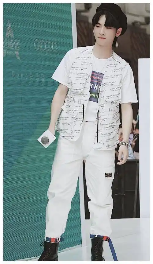 最近一场周震南穿得比较时尚的活动,从图中可以看出