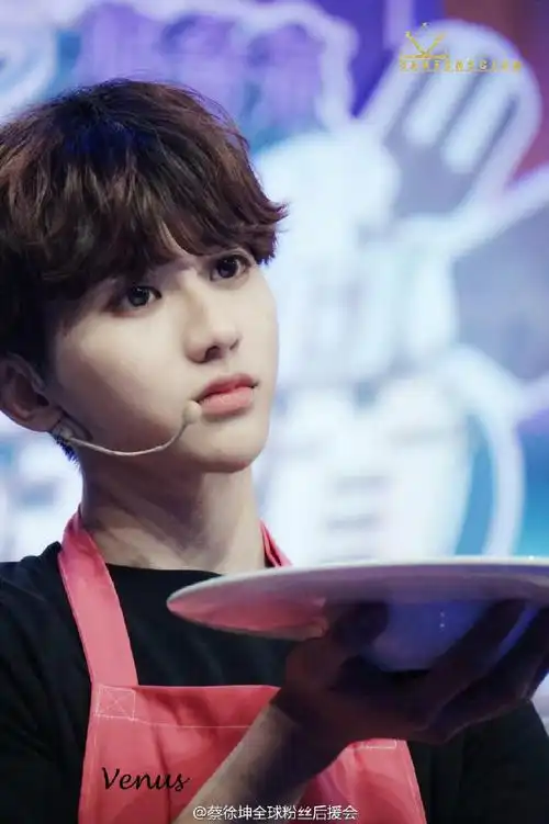 咋这么可爱啊 还嘟嘴 委屈巴巴的#蔡徐坤#|#蔡徐坤范思哲全球品牌代言