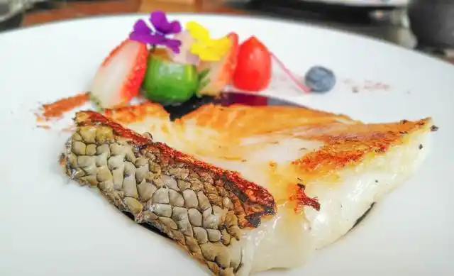 小伙来到三亚七星级酒店吃海鲜赤身,一结账发觉价格差距很多