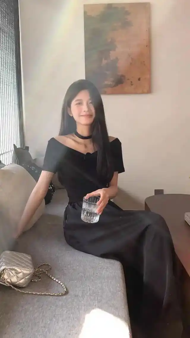 冷淡风高级性感黑色一字肩短袖连衣裙 春秋气质 - 抖音