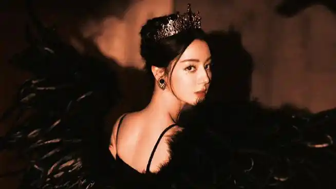 迪丽热巴聂九罗#dlrb#迪丽热巴枭起青壤#    头戴皇冠的黑天鹅磐貂