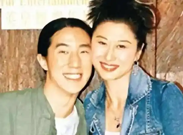 房祖名和吴卓林都是成龙的孩子,但两个人长得都不好看.