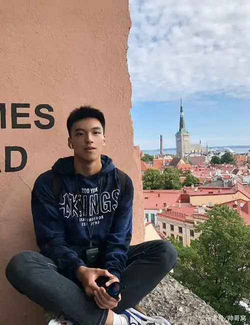 穿衣时尚长相英俊的男生,爱好旅游喜欢玩的小哥哥永远都是长不大