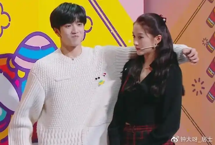 关晓彤太懂得保护自己刘耀文伸手时关晓彤下意识要避嫌