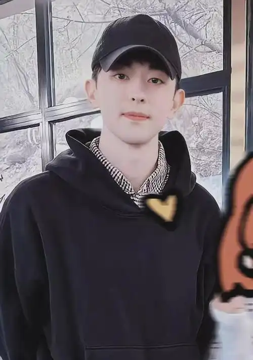 邓伦罕见露面摘掉口罩大方露出正脸瘦了一圈比之前自信许多