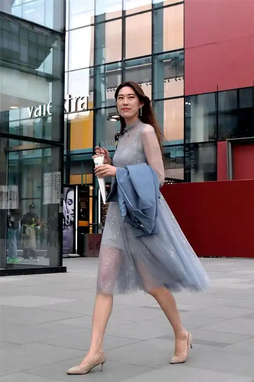 透视连衣裙搭配一双尖头细高跟,太适合春季穿搭啦!