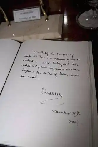 英国王室成员签名大曝光,谁写的字最好看呢?