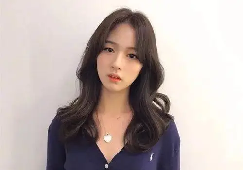 女生中分长刘海章鱼卷发型