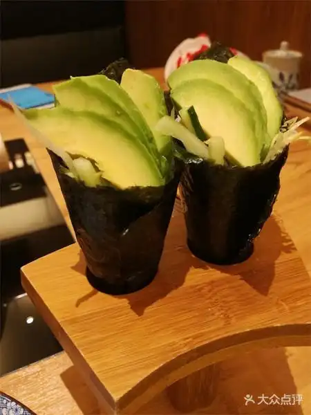 牛油果手卷,女儿挺喜欢的,一口下去,牛油果综合了手卷里的其他