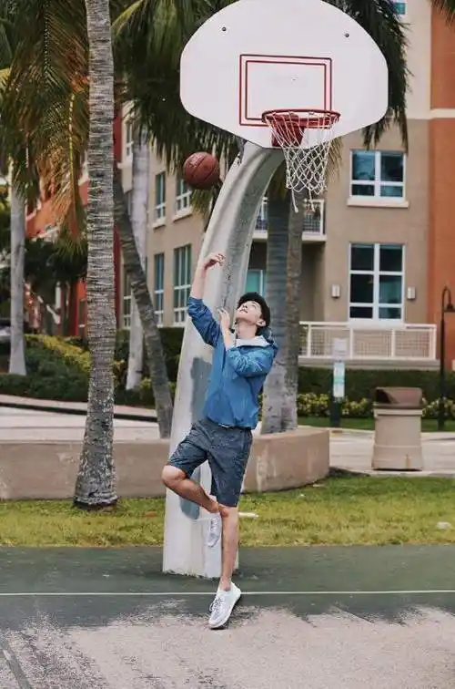 邓伦身高185cm体重才65kg靠3点维持身材不怕胖